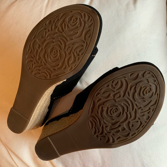 Taryn Rose Harriet Mule (Size: 7B) Black with Gold embellishment in Rose design - Picture 7 of 7